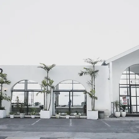 El Lago Hotel